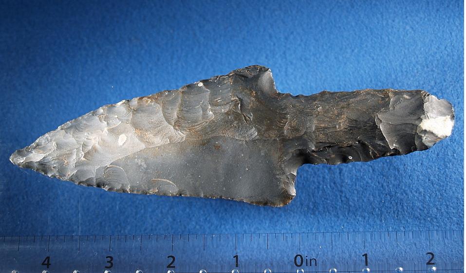 Homo habilis древнейшие каменные орудия. Как сделать рубило. Орудия труда древнего человека. Первобытное общество палеолит орудие труда. Палка копалка рубило скребок.