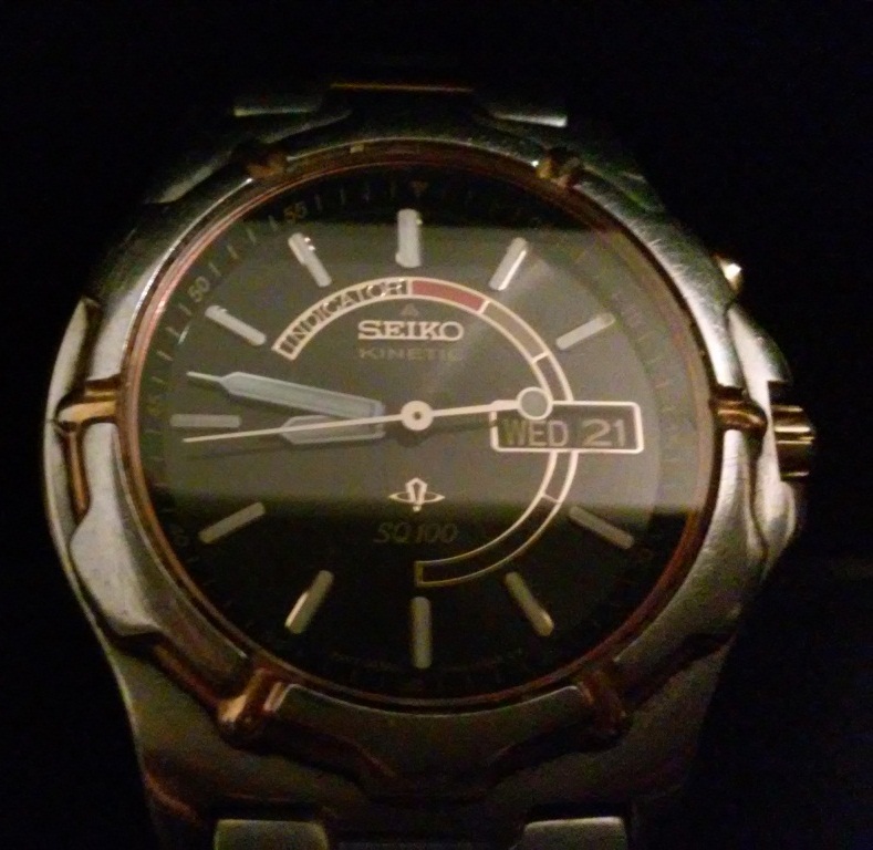 витрина с часами. скупка старых наручных часов. коллекционные механические часы. продать часы наручные б у. советские серебряные часы.