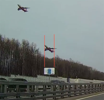 Может ли самолет зависнуть на месте. Самолёт завис в воздухе. Самолет в воздухе. Самолет над москвой. Может ли самолет зависнуть на месте.