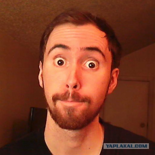 Это не притон бомжей, а комната геймера-стримера World of Warcraft