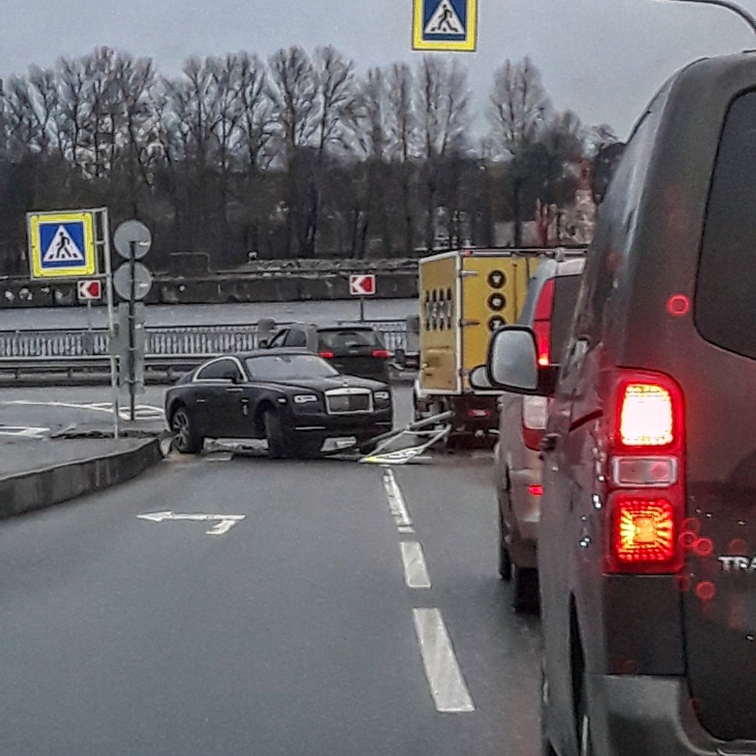 В Петербурге Rolls-Royce Wraith за 25 миллионов рублей не вписался в  поворот. Номера сразу сняли от камер зевак - ЯПлакалъ