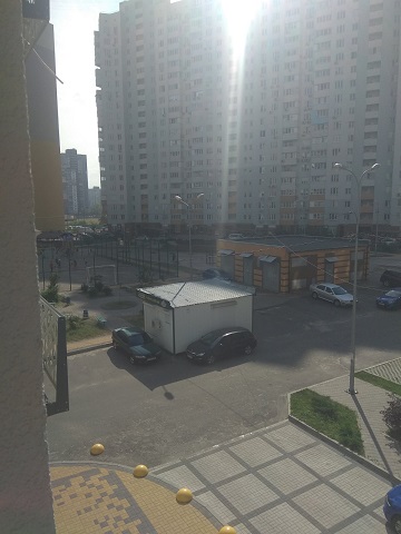 Мужик поколотил подростка который ударил мячиком его авто, подросток вызвал брата