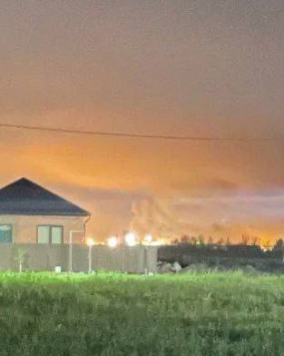 Из-за атаки беспилотника горит резервуар Ильского НПЗ на Кубани