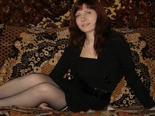И хоть не юные уже, они ещё романтики в душе