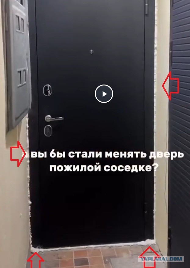 Девушка в Москве предложила пожилой соседке поменять ее старую дверь на новую