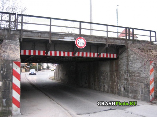 Проезд под мостом высота. Ограничитель высоты для автомобилей. Горбатый мост пенза. Саратов застряла газель мост. Дорожные знаки под мостом.