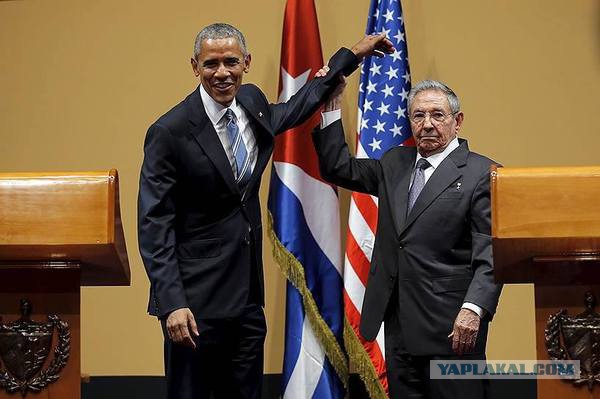 Кастро опозорил Обаму, оттолкнув и схватив его, как преступника