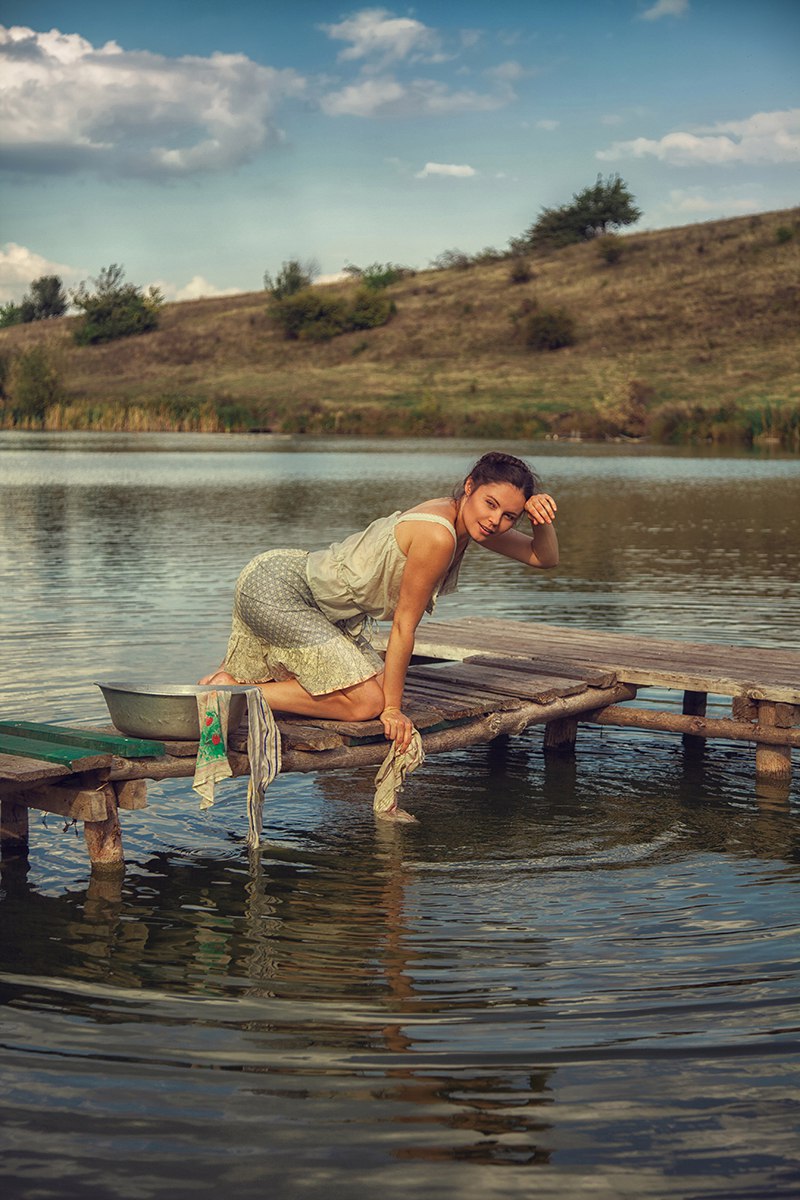 Будь рекой человек. Стирка на реке. Стирка на речке. Фотосессия у реки. На речке.