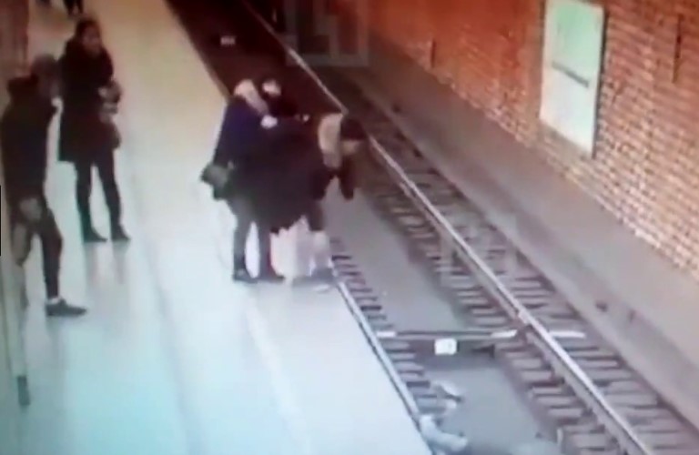 Парень столкнул девушку под поезд. Толкнул под поезд в метро.