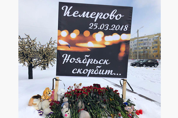 Две тетки украли игрушки с мемориала