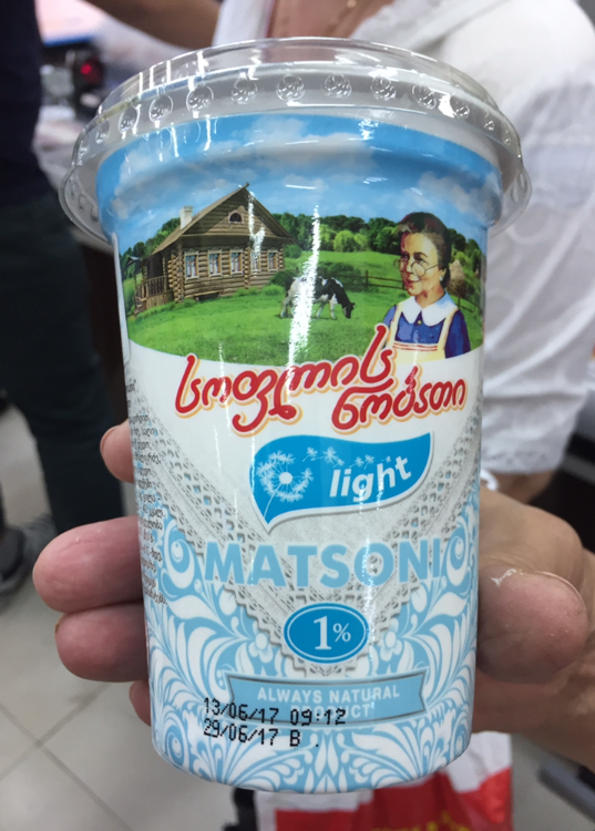 Российские продукты в грузинском супермаркете. Почему столько всего везут из России?