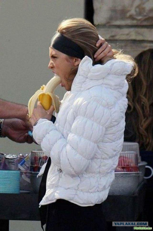 Как приличной девушке на улице банан кушать ?