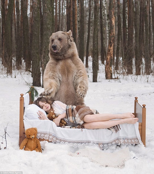 Российские модели защитили медведя голым телом