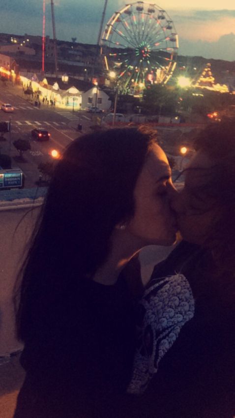 Девушка целовалась с подругой. Девушки целуются. Поцелуй двух девушек. Подруги целуются. Девушки целуются фото.