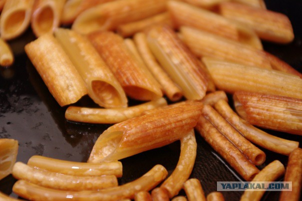 Вермишель на сковороде. Сухие обжаренные макароны. Жареные макароны на сковороде. Жареные макароны. Сухие обжаренные макароны.