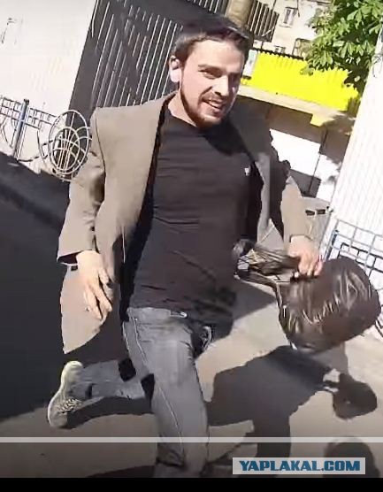 "Хотел сумку отобрать..."