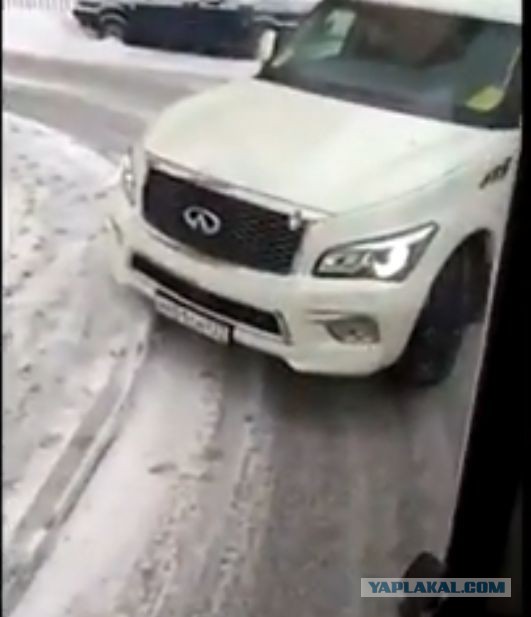 Водитель Infiniti не пропускает два пожарных автомобиля и скорую в московском дворе