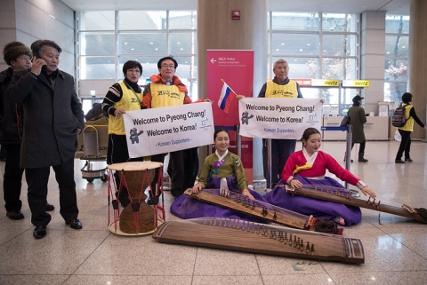 Южнокорейцы встречают прибывших из Москвы олимпийцев флагами РФ