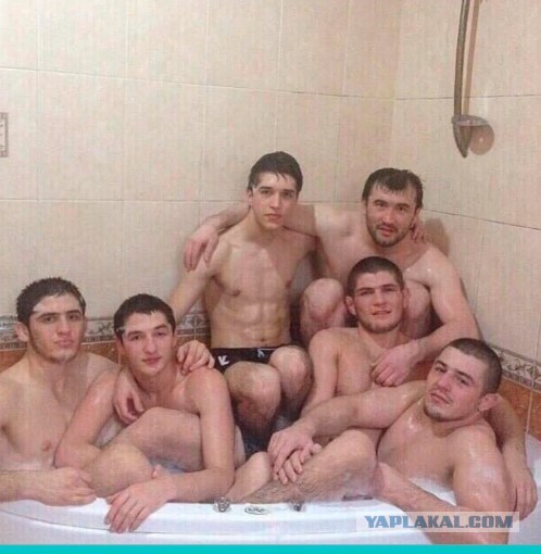 Фанатизм или лицемерие? Навальный показал фото Хабиба в ванной с мужчинами