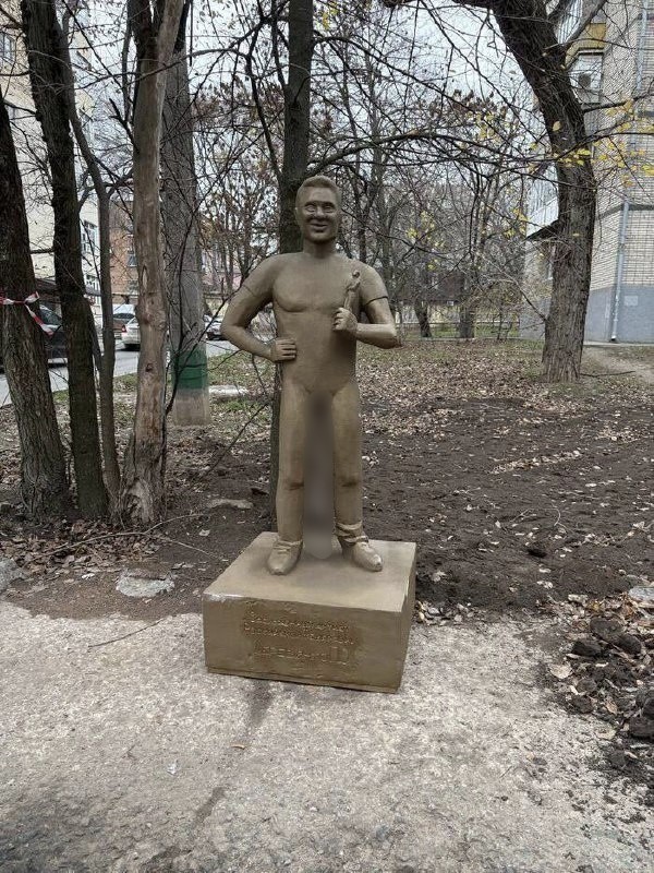 Красивый памятник актёру Павлу Деревянко с «Оскаром» в руках установили в Таганроге