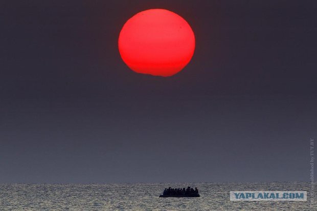 Беженцы плывут