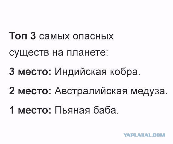 Девушка бросается на авто в центре Красноярска