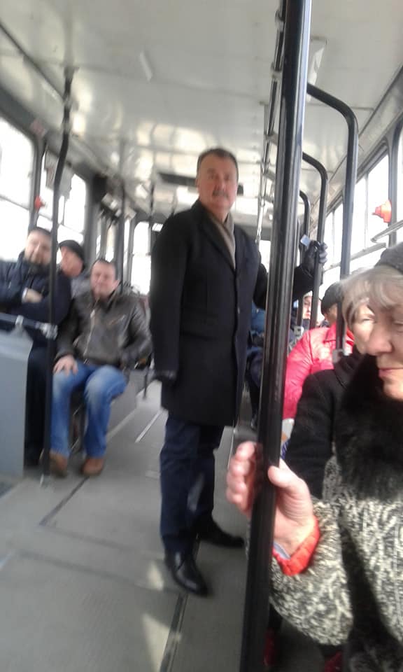 День второй...  Саратовцы заметили в трамвае едущего на работу мэра