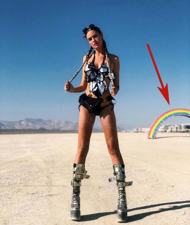 Девушки фестиваля Burning Man-2019