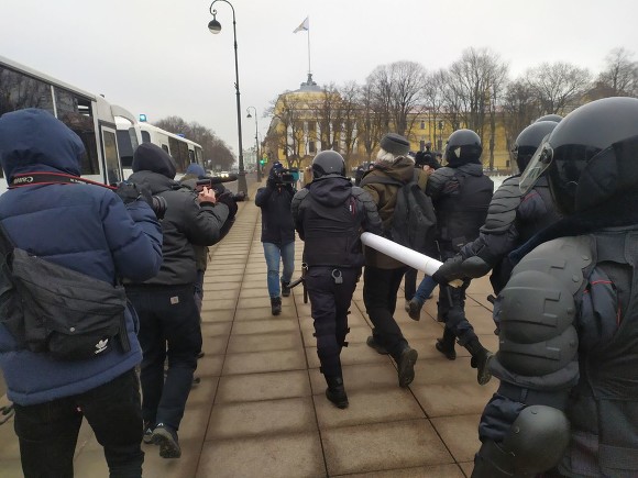 На Сенатской площади в Петербурге проходят задержания активистов, вышедших на пикеты против поправок в Конституцию