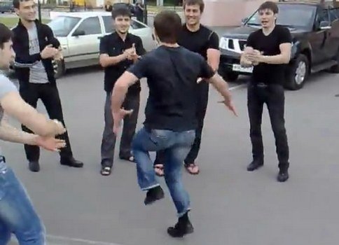 Русский народный танец, под русскую песню, Я Русский. Но нюанс, есть как говорится нюанс ...