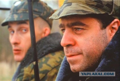 Чувак душевно гасит мужика и псину