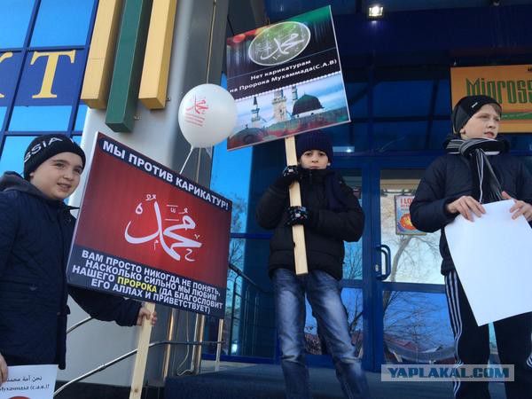В Грозном проходит массовая акция против карикатур
