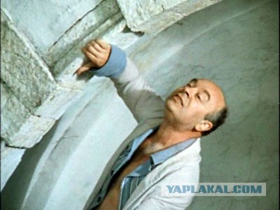 В театре на Таганке никак не могли начать спектакль из-за ненадетой маски у зрительницы