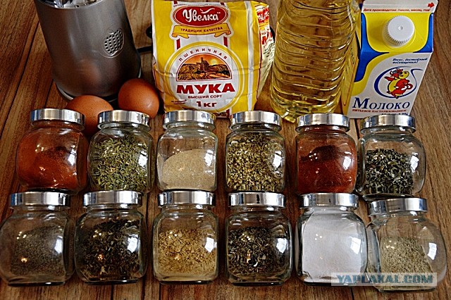 фон для мяса со специями. 11 специй. одиннадцать специй. какие специи должны быть на кухне. 11 специй.