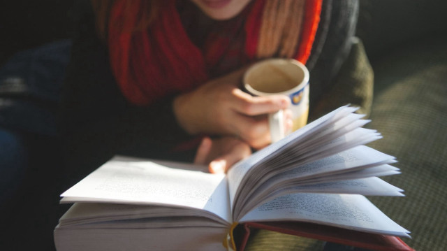 Официально: люди, читающие книги, умнее тех, кто залипает на видосы в соцсетях