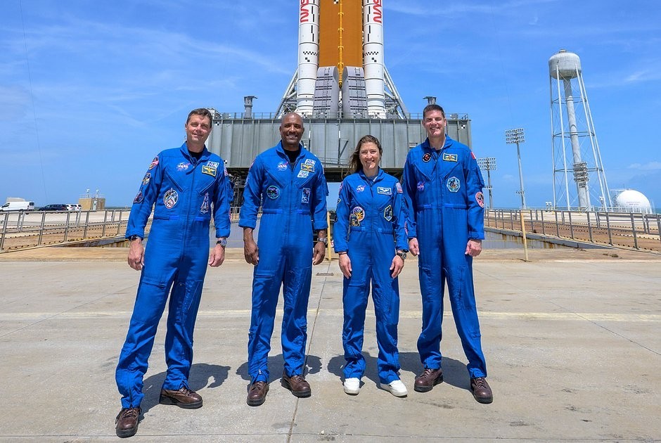 США впервые за 50 лет отправили людей к Луне. НАСА планирует «постоянно присутствовать» на спутнике Земли