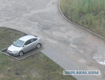 Хаммер во дворе.
