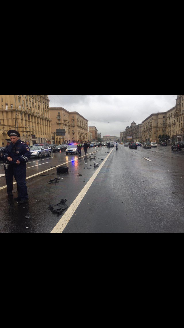 Регистратор снял столкновение автомобилей на Кутузовском проспекте