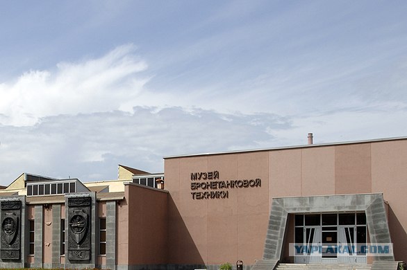 Танк на трассе