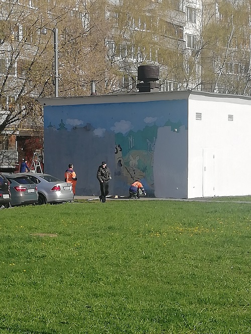 Мама учеников расписала стены школы. Посмотрите, какая красота!
