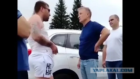В Барнауле водитель маршрутки уронил парня во время драки после конфликта об оплате