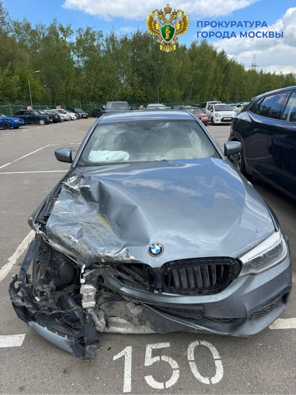 В Москве мужчина подцепил девушку в клубе и хотел покатать на своем «БМВ» Е-класса, но в итоге она угнала авто и разбила его в хлам