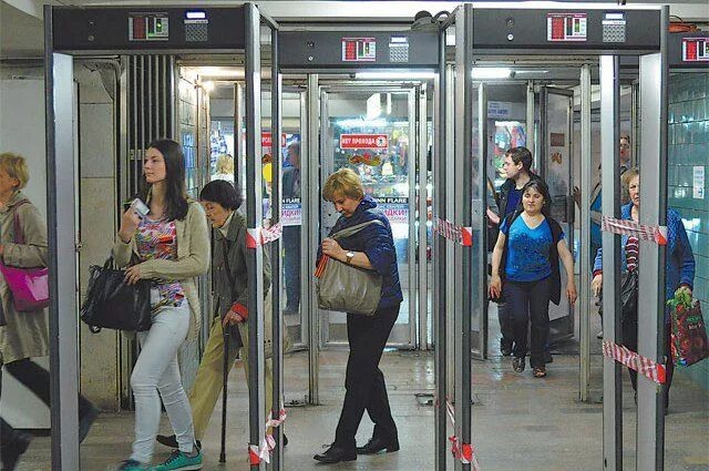 Парень пробирается сквозь медлительную толпу в метро