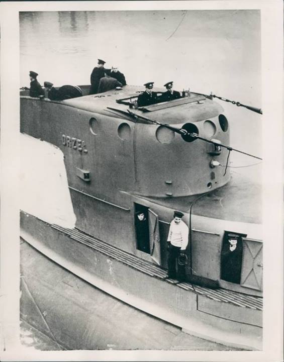 " Веселый Роджер" над субмариной