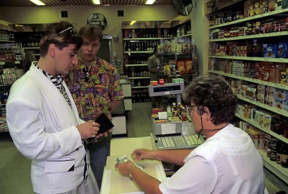 Пустые полки, голодные люди и первые супермаркеты: как выглядела торговля в 1990-е