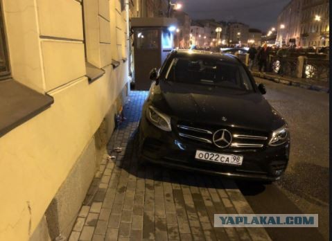 Зять бывшего начальника полиции Армении кинул тачку на тротуаре в Москве, чтобы не платить за парковку 300 рублей