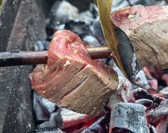 Шашлык по-мадейрски: Эшпетада на лавровых палочках