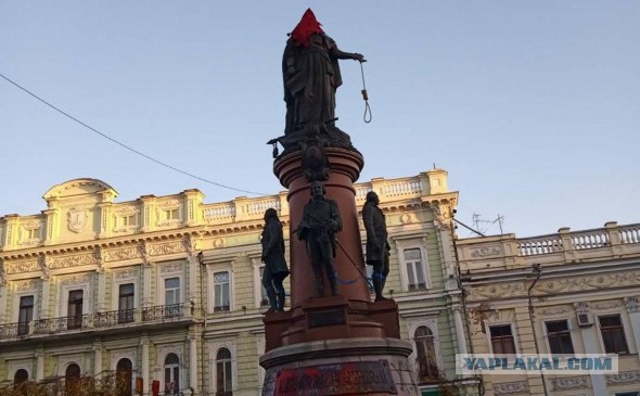 Памятник Екатерине II в Одессе обнесли забором.