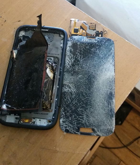 Смарт Samsung Galaxy S4 взорвался у головы хозяина