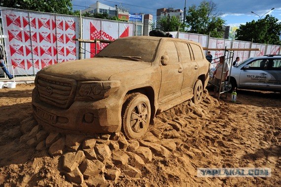 Пацанчики в снежном авто